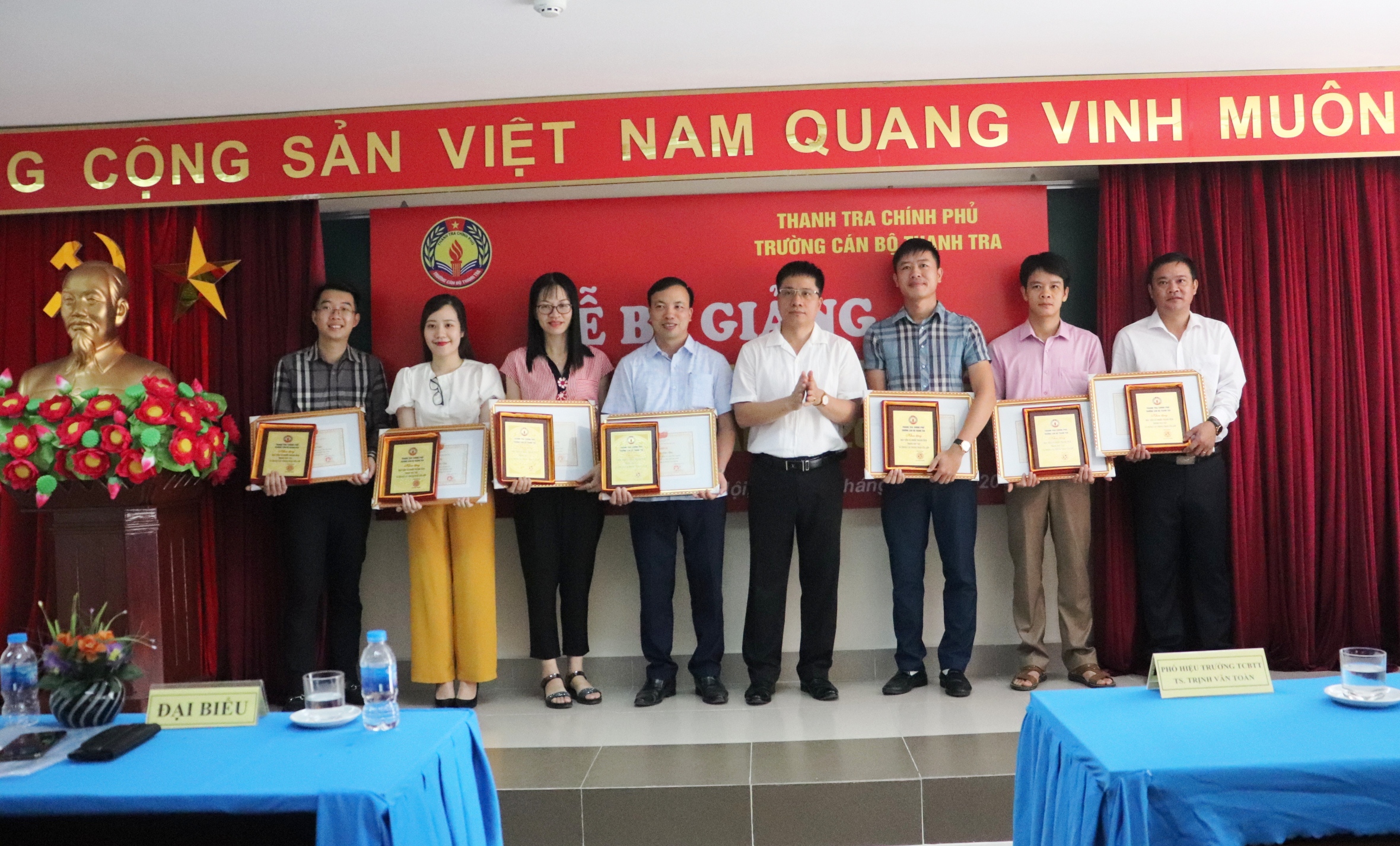 Các học viên xuất sắc, tiêu biểu cho phong trào học tập và công tác lớp được Hiệu trưởng Nhà trường quyết định tặng Giấy khen và phần thưởng. Ảnh: K. Dung